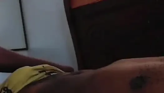 Cewek ini lagi asik muasin pantat bahenol cewek ini pakai stoking selfie favoritnya