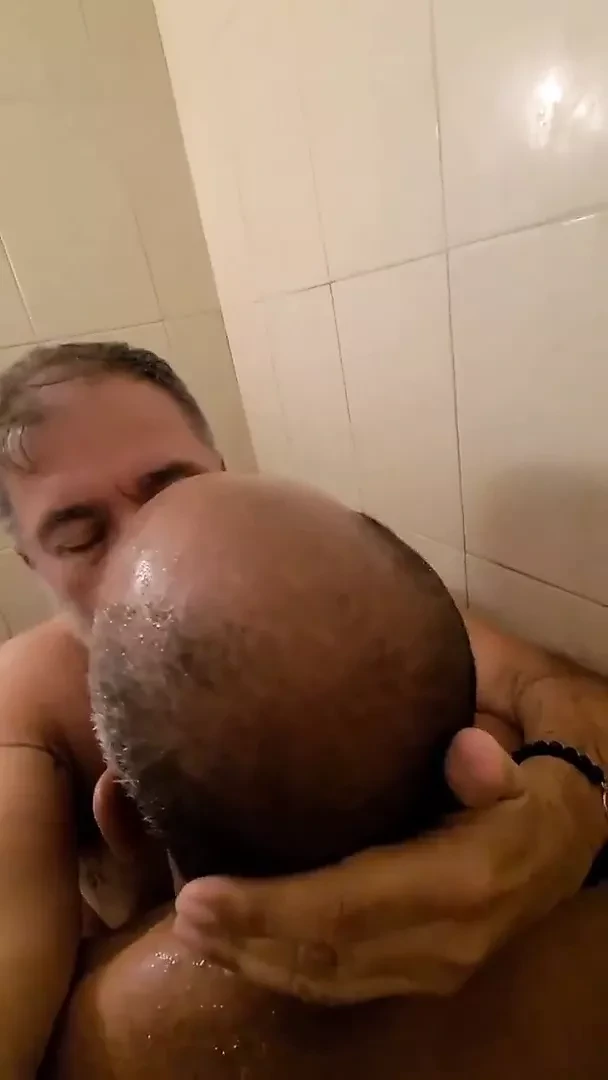 kiss bear shower