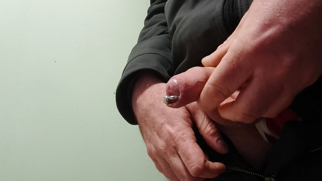 職場でのコンドームでのマスターベーションと射精。