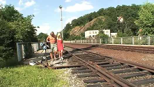 Gefährlicher sex im freien für ein geiles junges paar