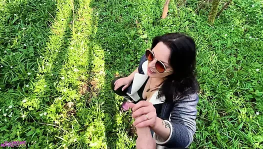 Wald-handjob: ein paar wird frech - sie zeigt ihre titten und gibt ihm einen hinterhältigen handjob im wald