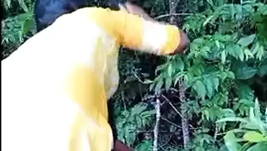 Karım ormanda sikişiyor