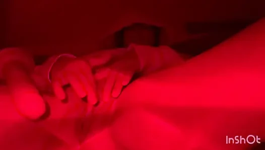 Küçük üvey kız kardeş vajinasını hazırlıyor.