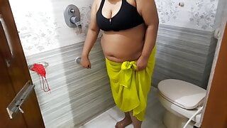 Une riche tatie tamoule fait l'amour avec une pipe à eau dans la salle de bain