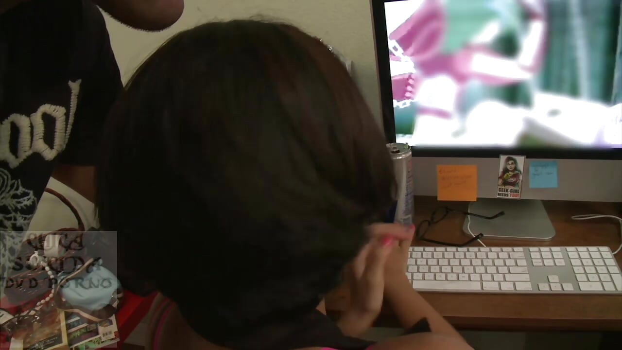 Computer Nerd Vanessa Leon Takes A Break From Blogging To Bang