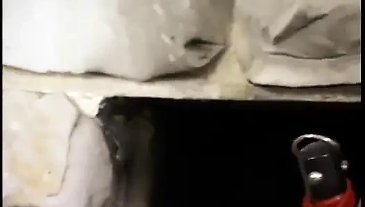 Christina Aguchi kel yaşlı adama ayaklarını yalatıyor