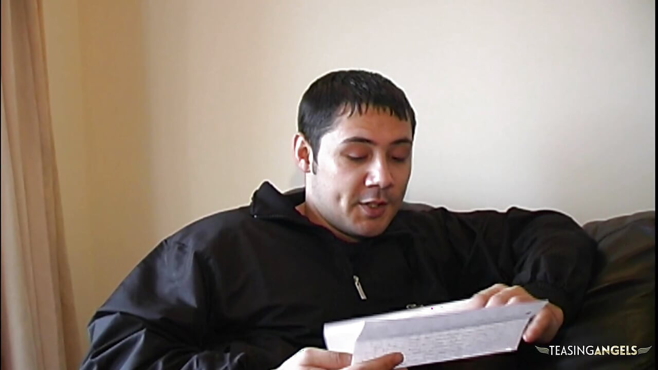 Puni joj grlo vrućom spermom, tip zadovoljava nestašnu plavušu u čarapama