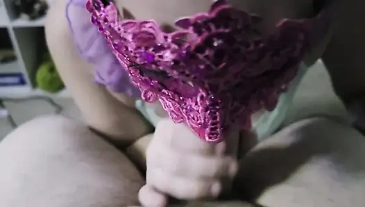 Tante nakal dengan topeng pink lagi asik nyepong kontol sambil telan sperma