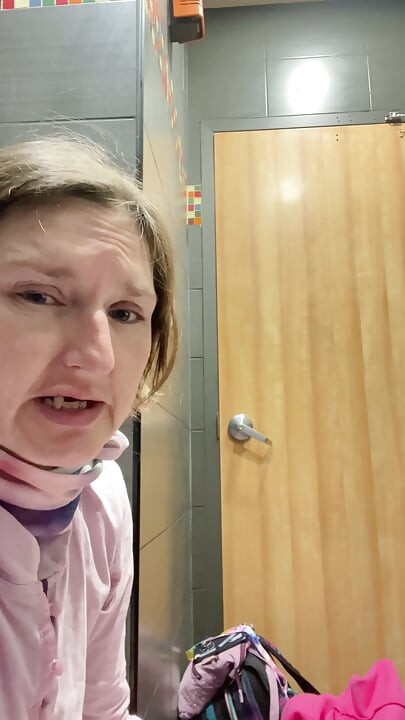 Weinen auf der ganzen Welt! Pissen in einen Papierbecher in Kanada
