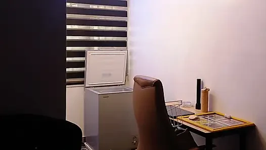 Tugas domestik: cewek semok kulit hitam lagi nungging