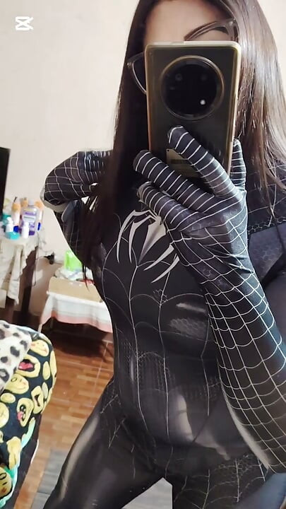 Târfa cu cosplay-ul ei Spiderman Venom