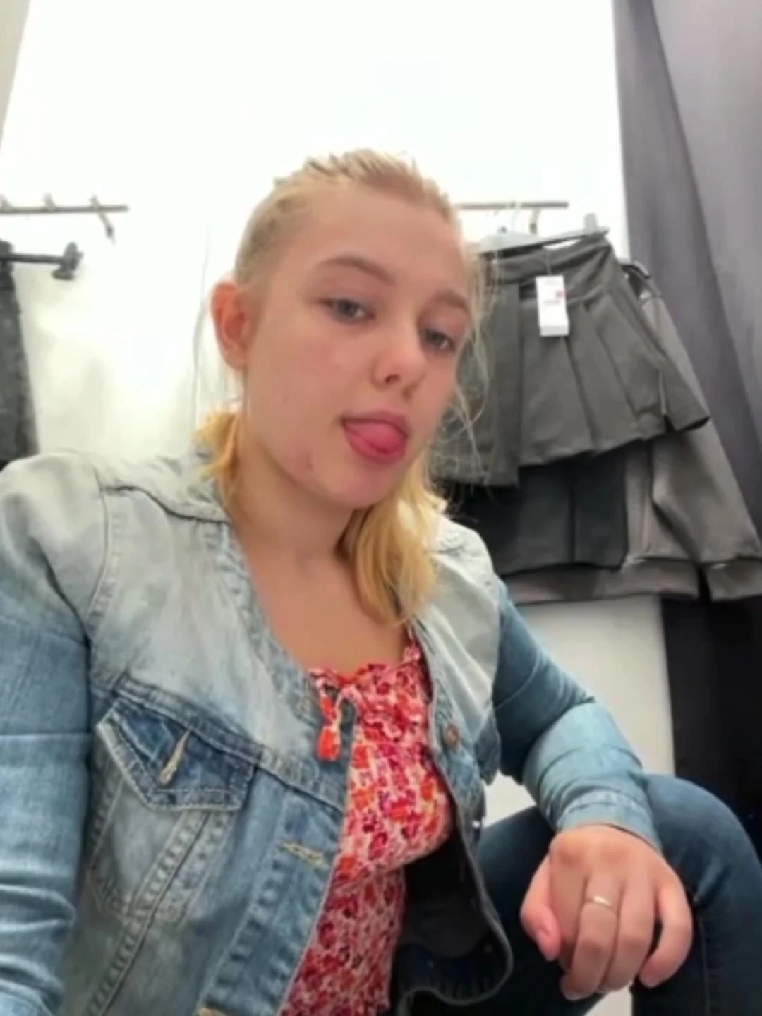 Public orgasm with jucielussie in the fitting room