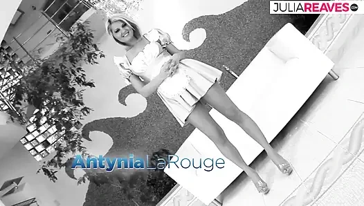 Heiße blondine reitet einen riesigen schwanz, um einen mund abspritzen