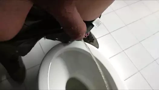 Pisciata in ufficio