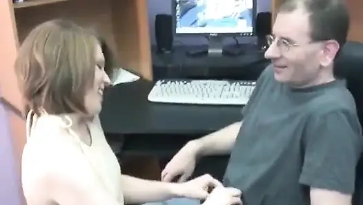 Kızıl saçlı üniversiteli Veronica Logan'a sakso çekiyor