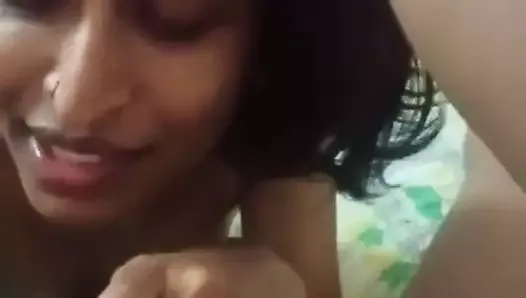 Une femme de ménage desi suce une bite après avoir donné de l'argent