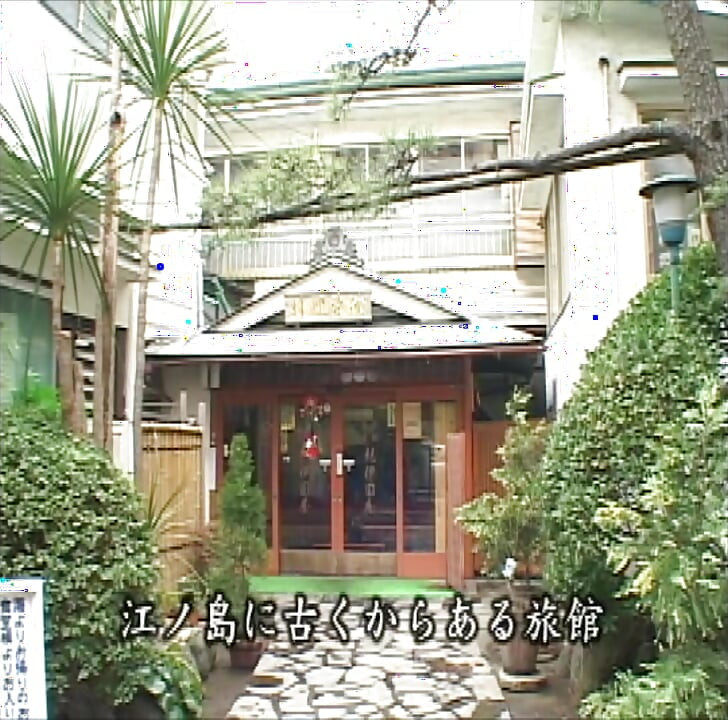 P128G04 A beautiful proprietress who seduces a male customer of a couple with a complicated relationship at a long-established inn on Enoshima. A sensual erotic drama where the human dramas of each character intersect!