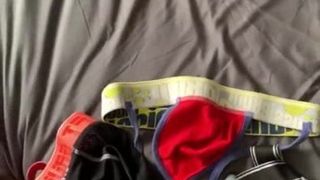 Gay se masturbando nas calças