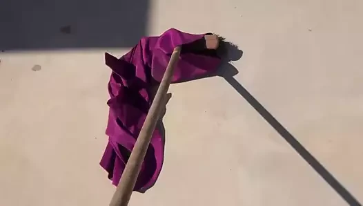 Pembe 4 elbise ile yeri süpürün