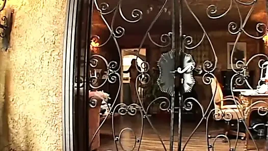 Жесткий трах фетиш-милфы: нижнее белье и высокие каблуки и очень жесткий хуй в ее шлюховатой мокрой киске