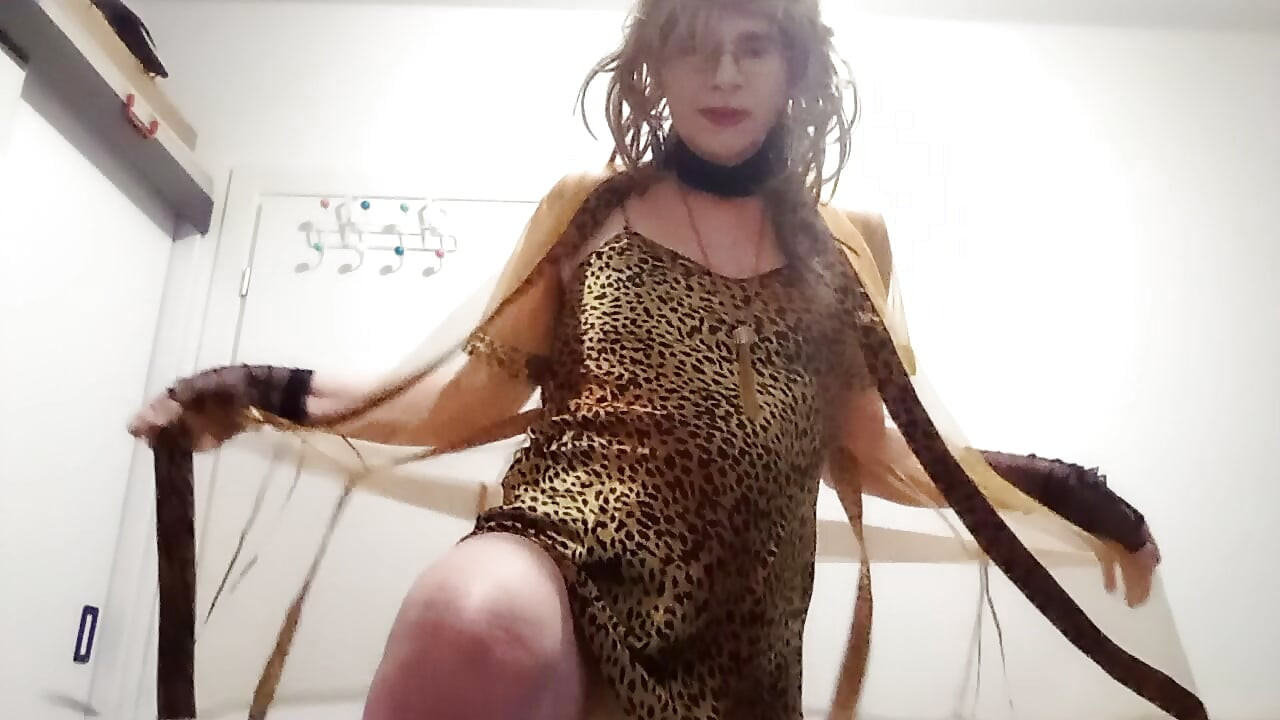 Tranny milf pronkt en voert striptease uit in haar nieuwe lingerie en stijlvolle sandalen