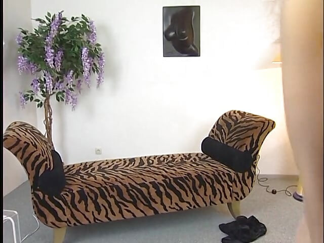 Prelepa brineta uživa u popunjavanju svoje pičke dildom