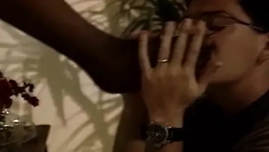 Bu Fransız bayan sıkı amcığını yakın çekimde siktiriyor