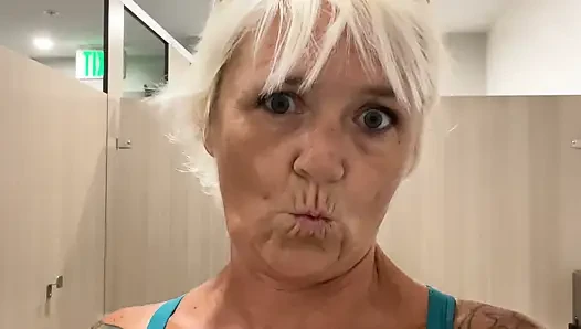 Ich musste pinkeln, fing aber zuerst an, mit meiner engen kleinen fotze zu spielen