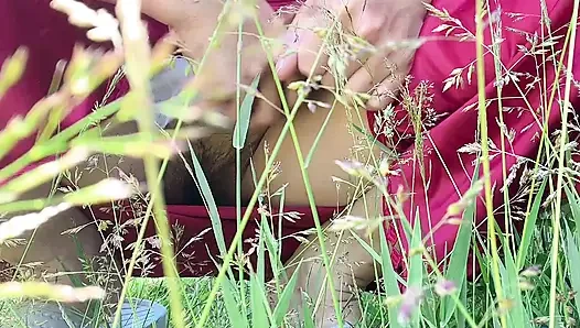 Kencing di luar ruangan dekat pohon anggur