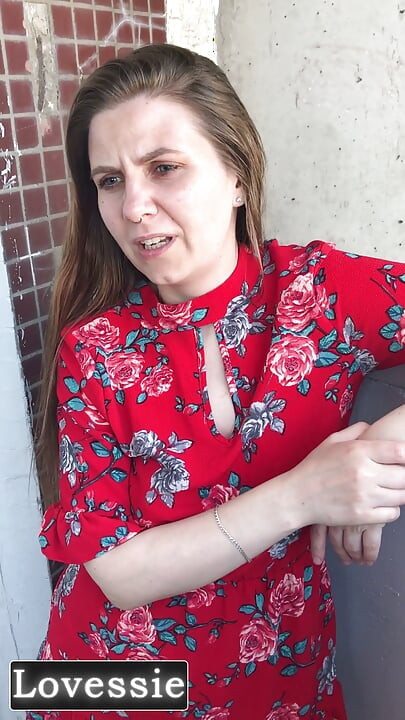 Una hermosa milf con un vestido rojo chupó la polla de su vecino en el balcón y lo invitó de vuelta a su lugar - Lovessie