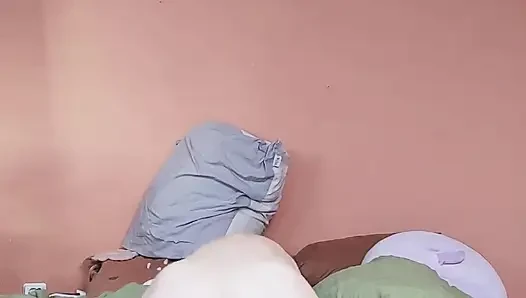 Sıska sürtük aynı anda amında ve ağzında büyük dildo