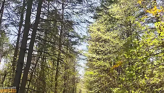 Fast vollgespritzte asiatische enge muschi beim wandern im freien