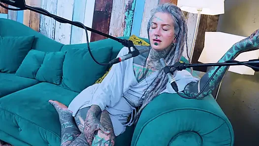 Y hakkında konuşuyorum - sen - asmr podcast sfw konuşuyor gotik sıska kız dreadlocks dövmeli model dövmeli kız