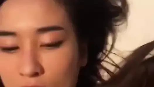 Une femme asiatique baise et suce