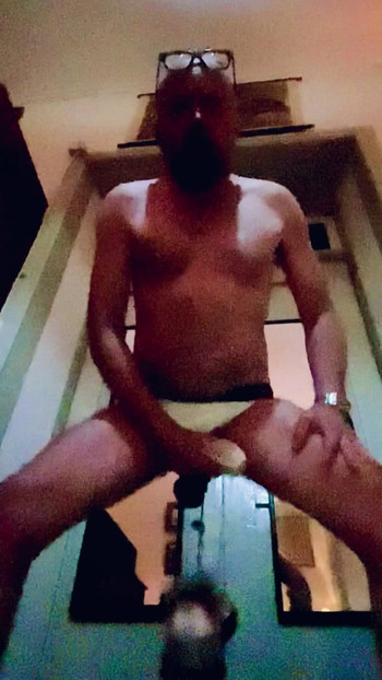 シリコンの秘部と睾丸に重りをつけてオナニー