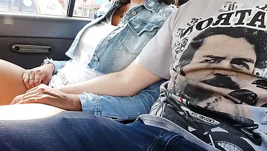 Aku lagi asik masturbasi pacarku di uber