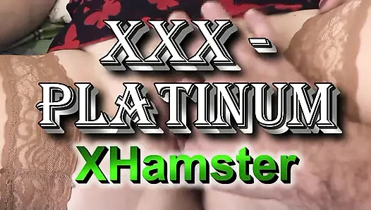 Liebhaber masturbiert mit dem finger die klitoris an der fotze meiner frau, bis zum orgasmus in nahaufnahme. Nasse muschi, blonde milf-schamlippen ohne höschen, sex