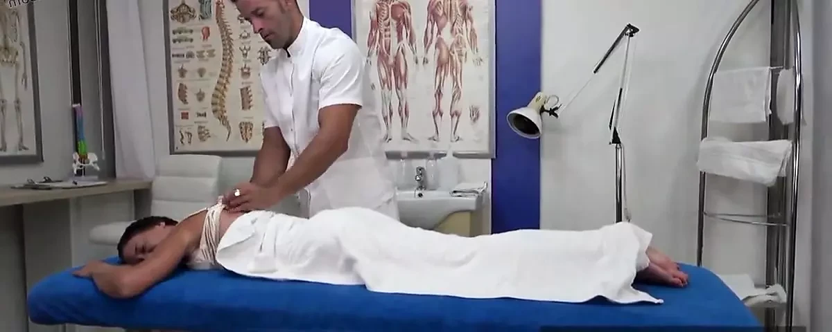 Masajista sucia folla muy apasionadamente con latina tetona caliente corriéndose dentro de su apretado coño