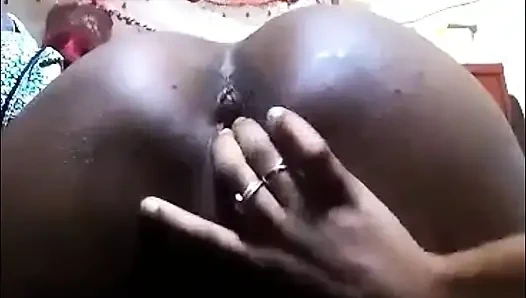 Черная женщина с ней