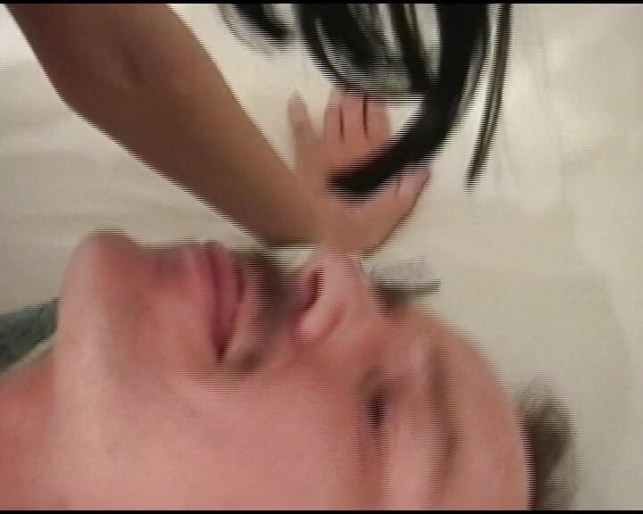 Aantrekkelijke amateur Duitse pop rijdt op een lul in de slaapkamer