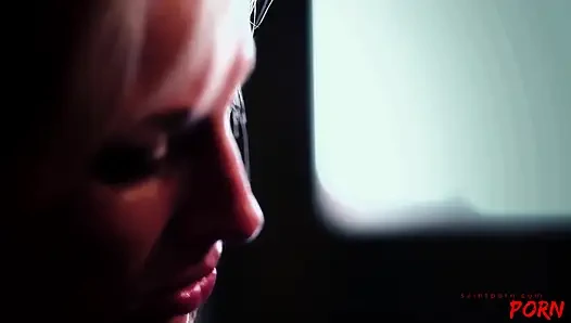 Erotik yazar muhteşem kadınların karanlık şehvetlerini ve fantezilerini tadıyor