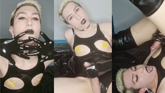 Versaute Sissy in glänzendem Latex, Body und hohen Stiefeln spielt mit Schwanz und kommt in ihren Mund