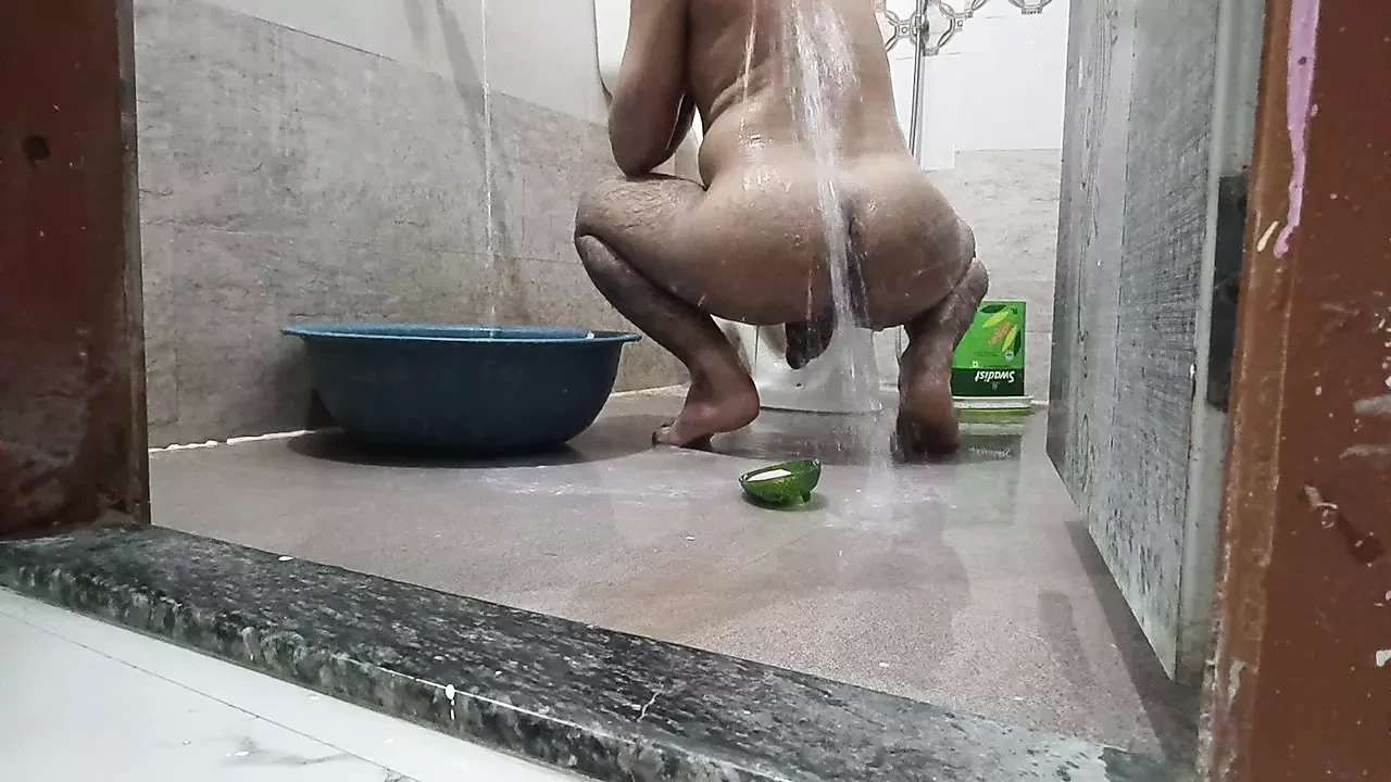 Main hamesha bathroom mein nanga nahata hun