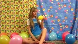Подруга Maya забавно играет с воздушными шариками