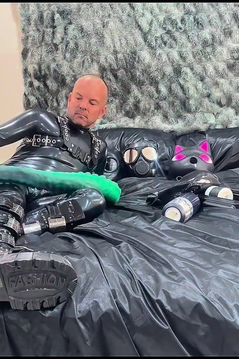 Full Black Rubber Vibes