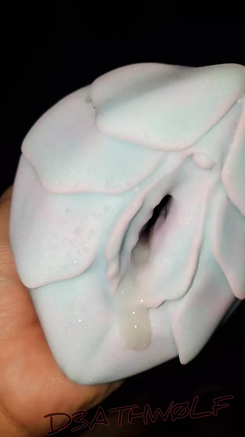 Cachonda culona de lobo ordeña allí polla con un mal dragón Fleshlight