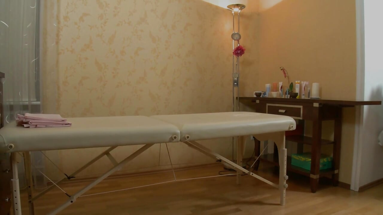 Un massage innocent se transforme soudainement en baise torride