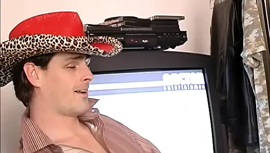 Heißes cowgirl hat publikum, während sie fickt