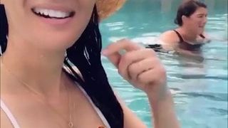 Olivia Munn in bikini bianco (igvideo)