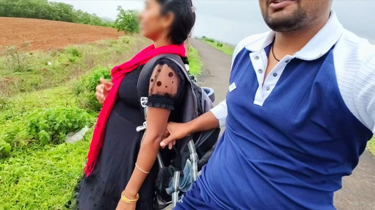 Ragazza del villaggio di ritorno a casa dal college, ferma la bici di un ragazzo e inizia a piovere - le ragazze del college del villaggio film in hindi xxx.